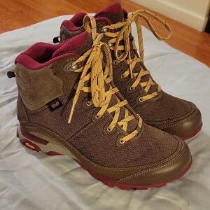 Teva Women's Brown and Burgundy Winter Boots
